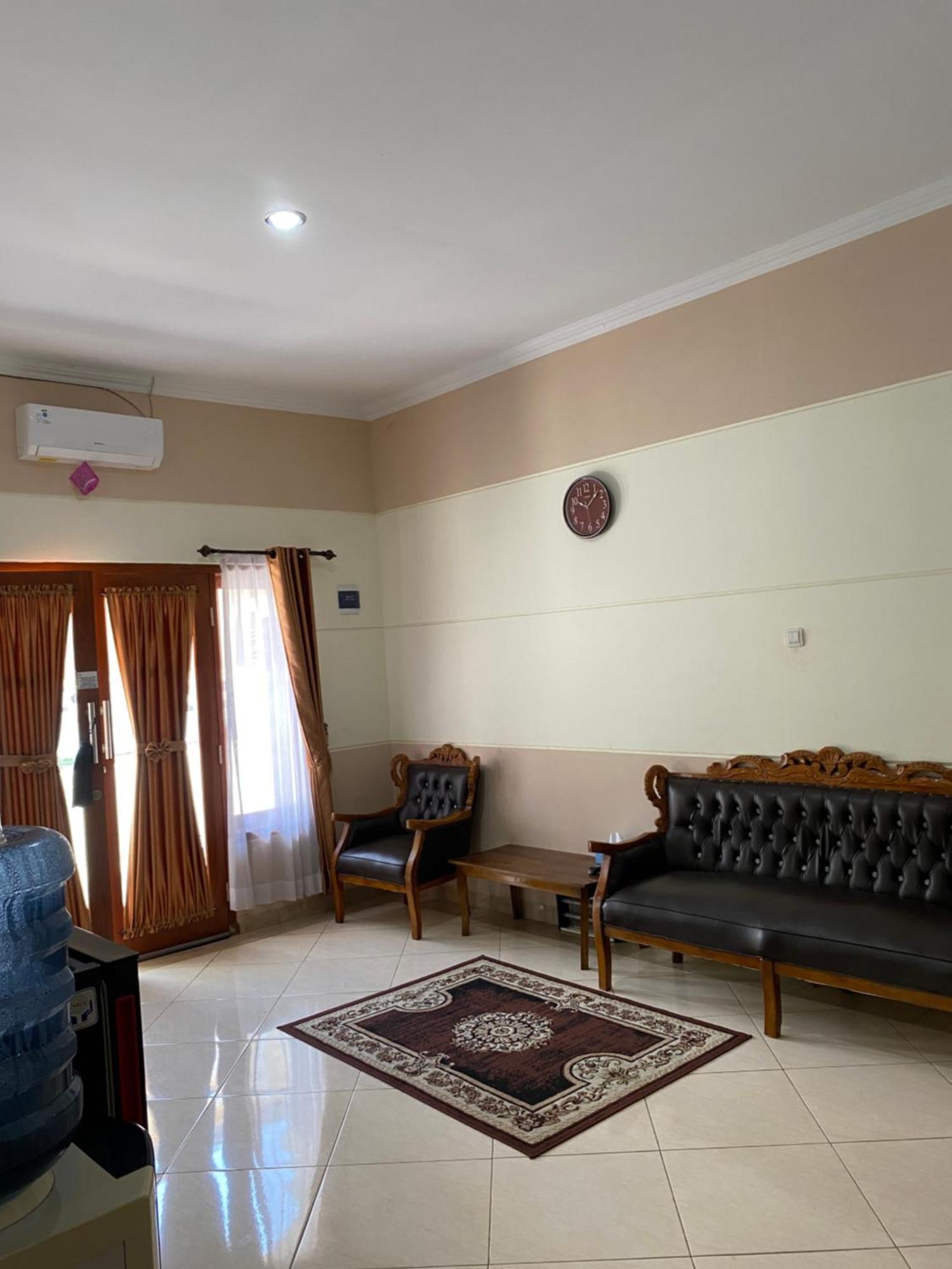 Adiputra Guesthouse 2 By Homiq Ngabean Zewnętrze zdjęcie